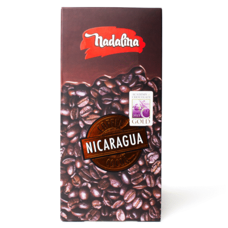 Nadalina Nicaragua čokolada s kavom, u smeđem pakiranju s motivom kave i zlatnom nagradom Academy of Chocolate 2023.