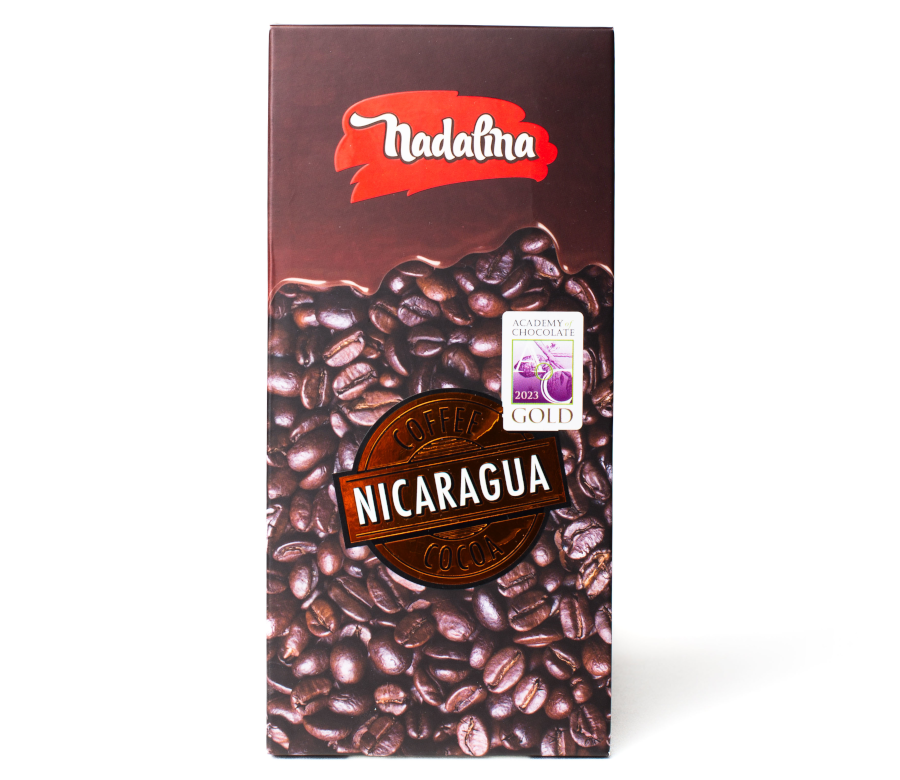 Nadalina Nicaragua čokolada s kavom, u smeđem pakiranju s motivom kave i zlatnom nagradom Academy of Chocolate 2023.