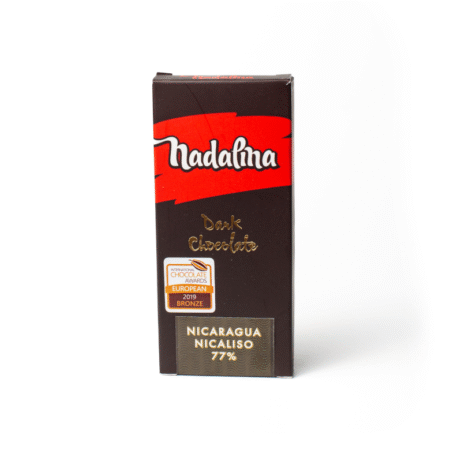 Tamna čokolada Nadalina Nicaragua Nicaliso 77% u crno-crvenom pakiranju s brončanom nagradom.