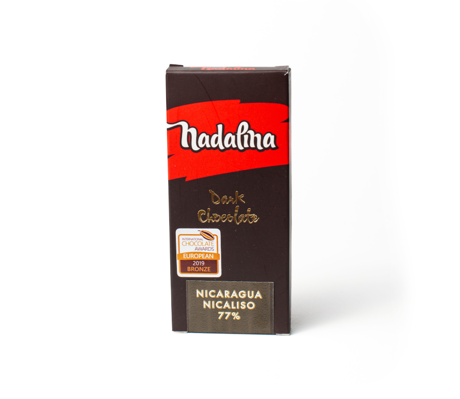 Tamna čokolada Nadalina Nicaragua Nicaliso 77% u crno-crvenom pakiranju s brončanom nagradom.