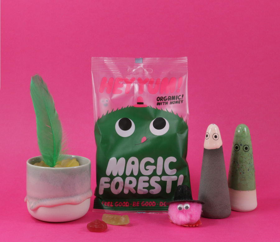 HEY YUM! Magic Forest bomboni s medom, pakiranje na ružičastoj pozadini uz dekoracije i figurice