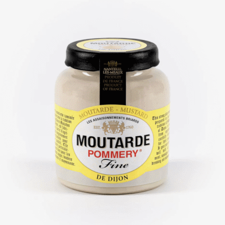 Staklenka Pommery Moutarde Fine de Dijon senfa s crnim poklopcem na bijeloj podlozi.