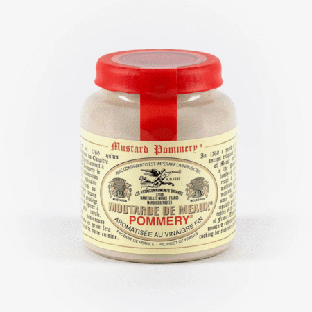 Staklenka Pommery Moutarde de Meaux senfa s crvenim plastičnim poklopcem na bijeloj pozadini.