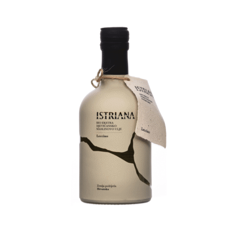 Boca Istarskog ekstra djevičanskog maslinovog ulja Leccino od 250 ml s minimalističkom etiketom i visećom kartonskom oznakom.
