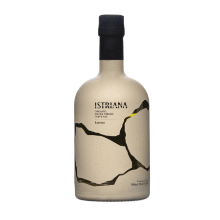 Boca Istarskog ekstra djevičanskog maslinovog ulja Leccino od 500 ml s minimalističkom etiketom i visećom kartonskom oznakom.