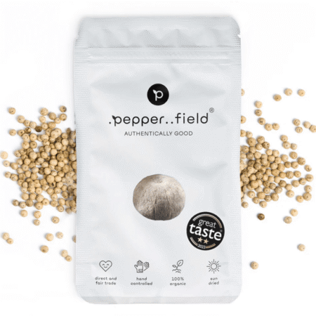 Pakiranje bijelog Kampot papra Pepper..field okruženo zrncima bijelog papra